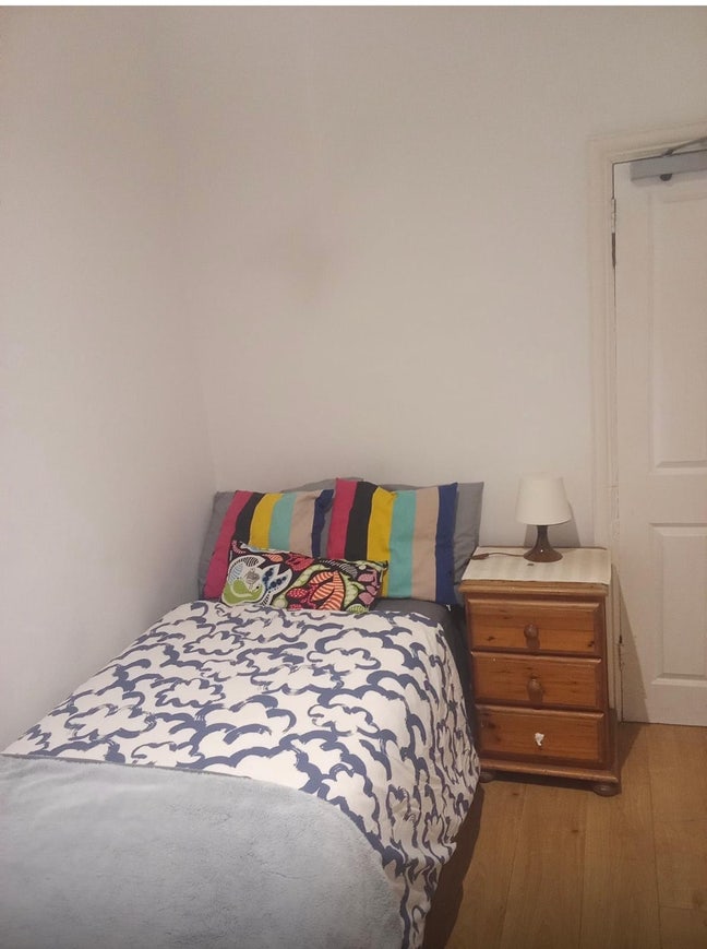 Single Room to rent in 6 Bedroom House Coulsdon  Main Photo