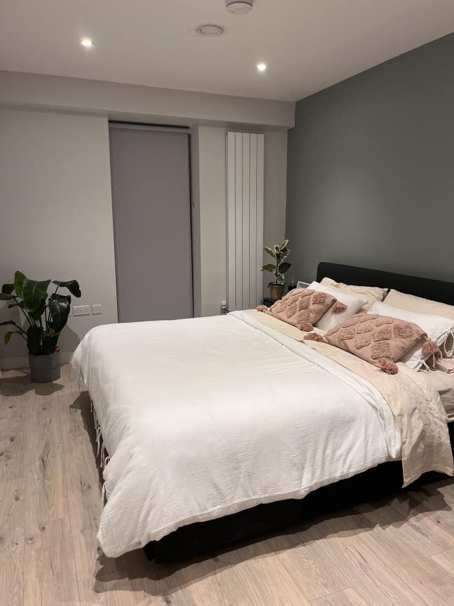 Superking bedroom in building with gym and pool Main Photo
