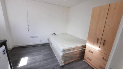 DSS-Studio Flat Available in Surrey Main Photo