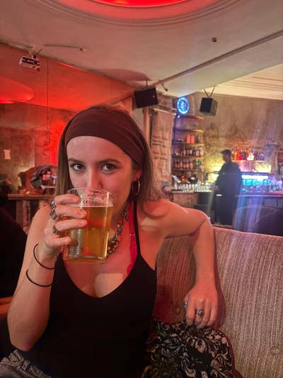Outgoing girl looking for a room in East Main Photo