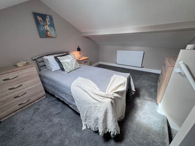Modern En-suites rooms all bills included.  Main Photo