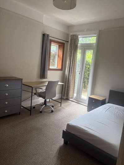 Large single room on ground floor Main Photo