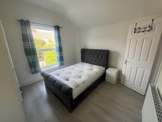 Large En Suite off Princes Avenue Available Now Main Photo