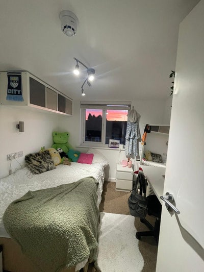 Students!! -2 Rooms Available Main Photo