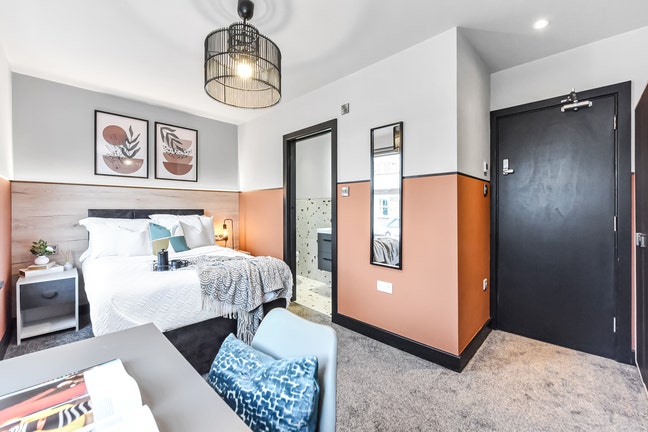 Spacious Ensuite Room Near Elverson DLR Station Main Photo