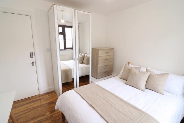 Beautiful Rooms! Amazing House-Elizabeth Line  Main Photo