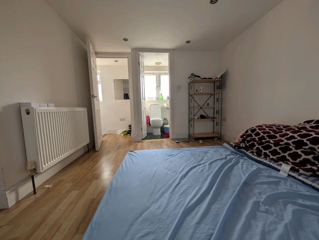 Spacious Ensuite Loft Room Available – Green Stree Main Photo