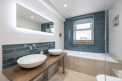 🌊 Large Double Room Available | Shared Profession Main Photo