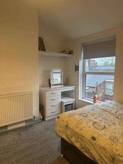 Room in a mixed household Main Photo
