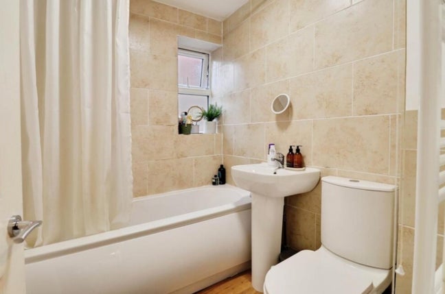 1 bedroom flat opposite hospital Royal Stoke Main Photo