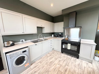 Stunning Spacious Ensuite in the Heart of Burley! Main Photo