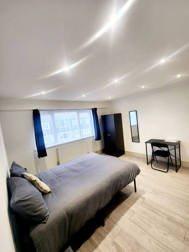 Double room in all female house *No Deposit* Main Photo