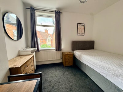 Lovely room - 10 mins walk to city centre  Main Photo