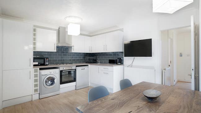 Double bedroom available, bills included - E14 Main Photo