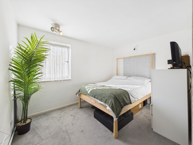Bright double room in 1-2 bed flat 5 mins to tube Main Photo