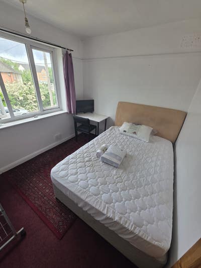 Room with double sized bed Main Photo