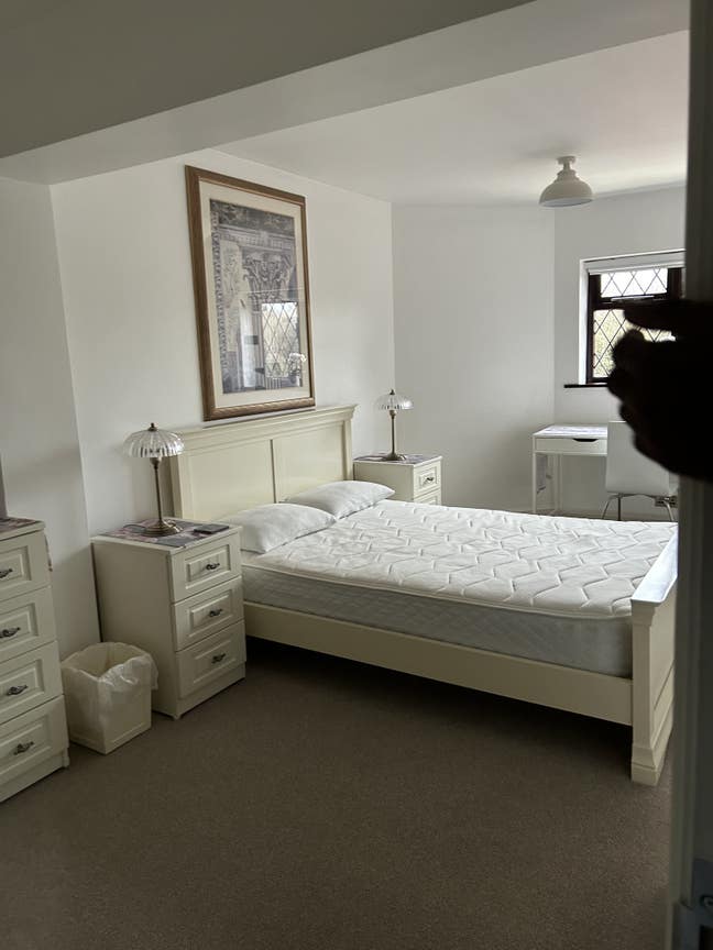 2 Double Rooms Available in Spacious Property Main Photo