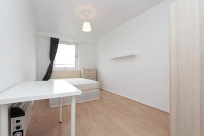 Last Room in a 3 Bedroom Flat Steps from Shoredich Main Photo
