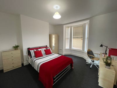 1 Room Available in 6 Bed 2 Bath House Main Photo