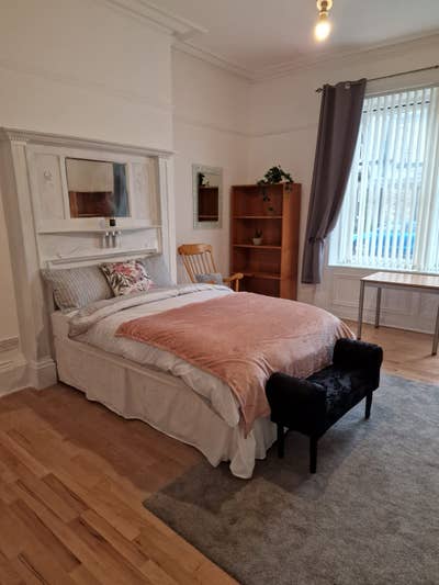  * Rare Opportunity Large Ensuite Room * Main Photo