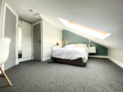 Modern En Suite Attic Room in Heaton  Main Photo