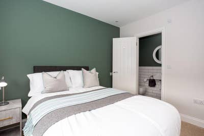 Double En-Suite Room with Parking Main Photo
