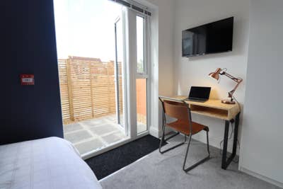 Courtyard | En-Suite & Kitchenette | Ashley X Main Photo