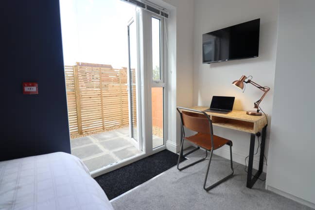 Courtyard | En-Suite & Kitchenette | Ashley X Main Photo