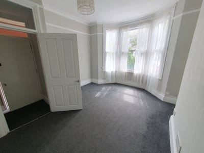 Room in 2 bed flat with garden  Main Photo