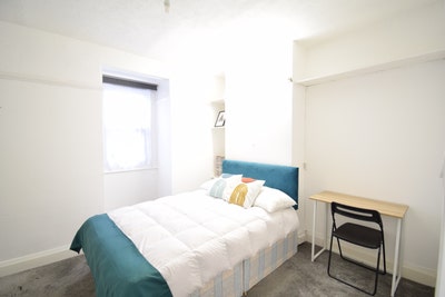 Spacious double / 1 min from Central Line !  Main Photo