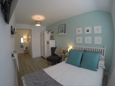 Lovely Bright En-Suite Rooom in Professional House Main Photo