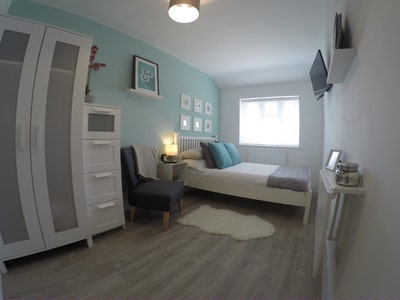 Lovely Bright En-Suite Rooom in Professional House Main Photo