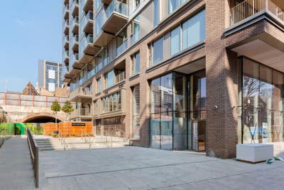 Luxury 2 bed with Balcony, Gym, Pool, Cinema, E1 Main Photo