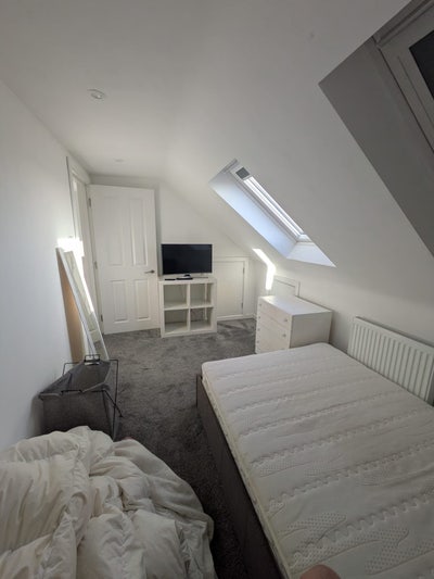 Light and bright double bedroom - Horley Main Photo