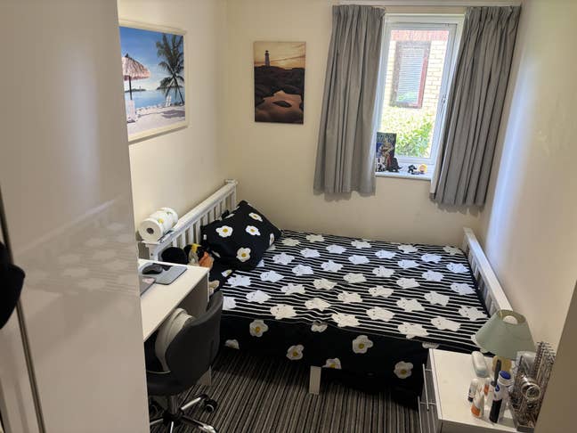 Double bed in single bedroom Main Photo