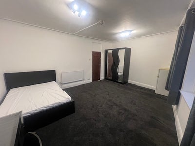 Large Double Rooms in a Shared House, TW5 Main Photo