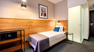 Short Term Room Available – M12 Main Photo
