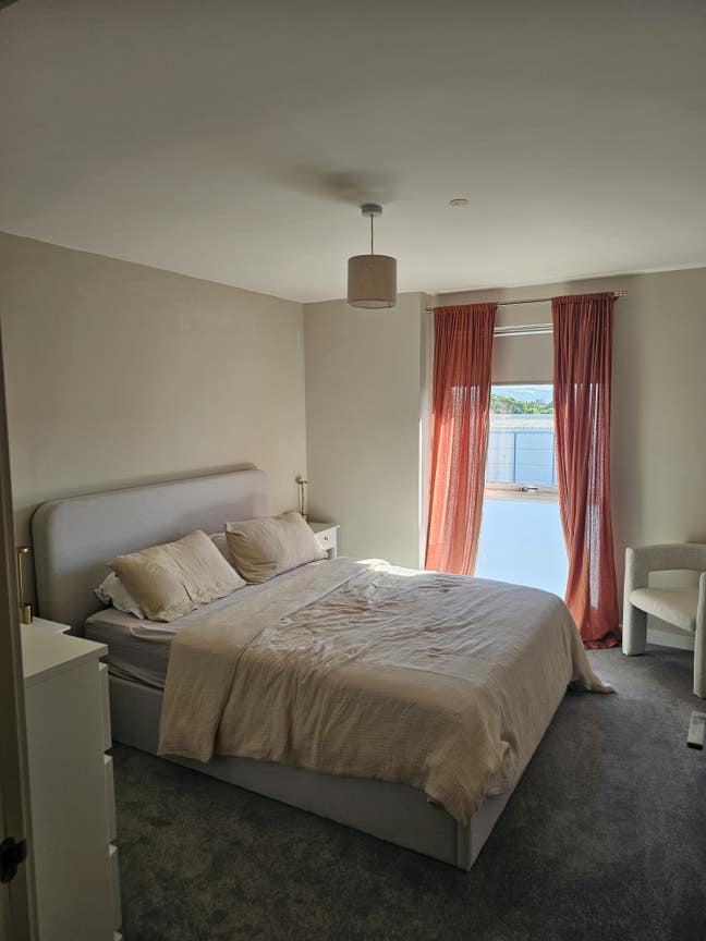 Furnished room is bright & Airy Flat Main Photo