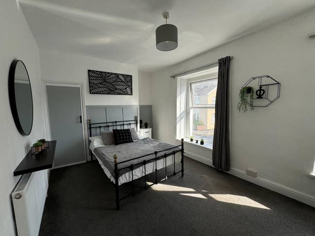 Spacious & Modern Room with All Bills Included Main Photo