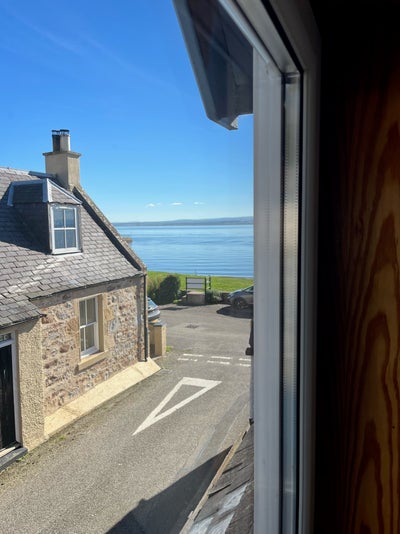 Beautiful room/private bathroom, beachside cottage Main Photo