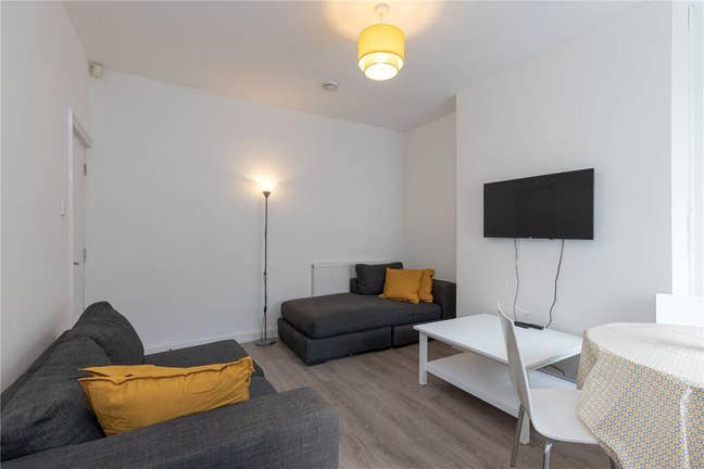 Cosy Double Rm - All Bills - Town Centre - Parking Main Photo