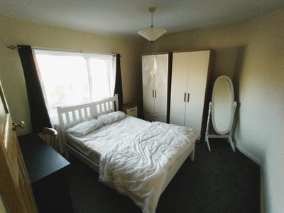 Quiet Mon-Fri with parking + good transport links. Main Photo