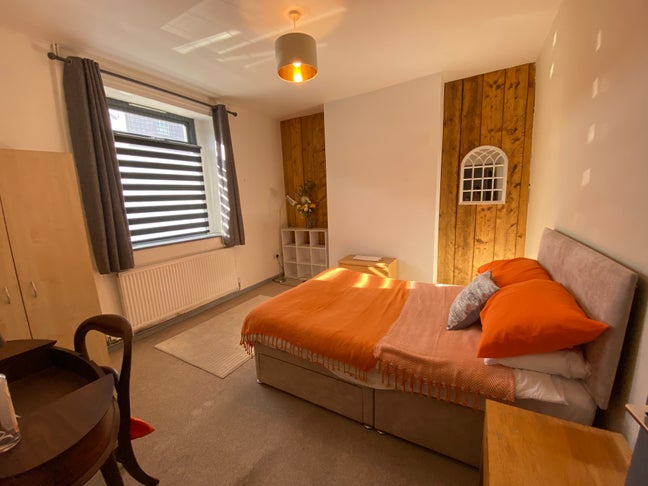 Light,large rooms London road ,fully refurbished Main Photo