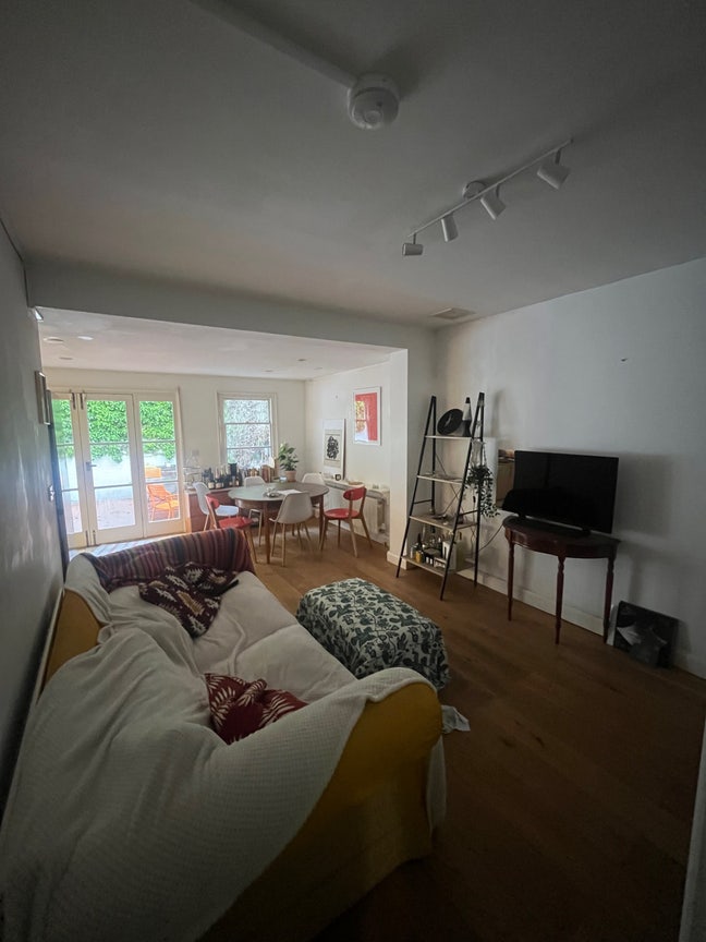 Double room in Brixton available from July Main Photo