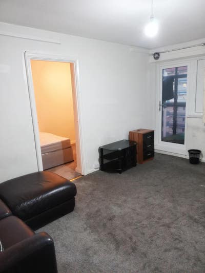 Double bedroom near Leeds city centre  Main Photo