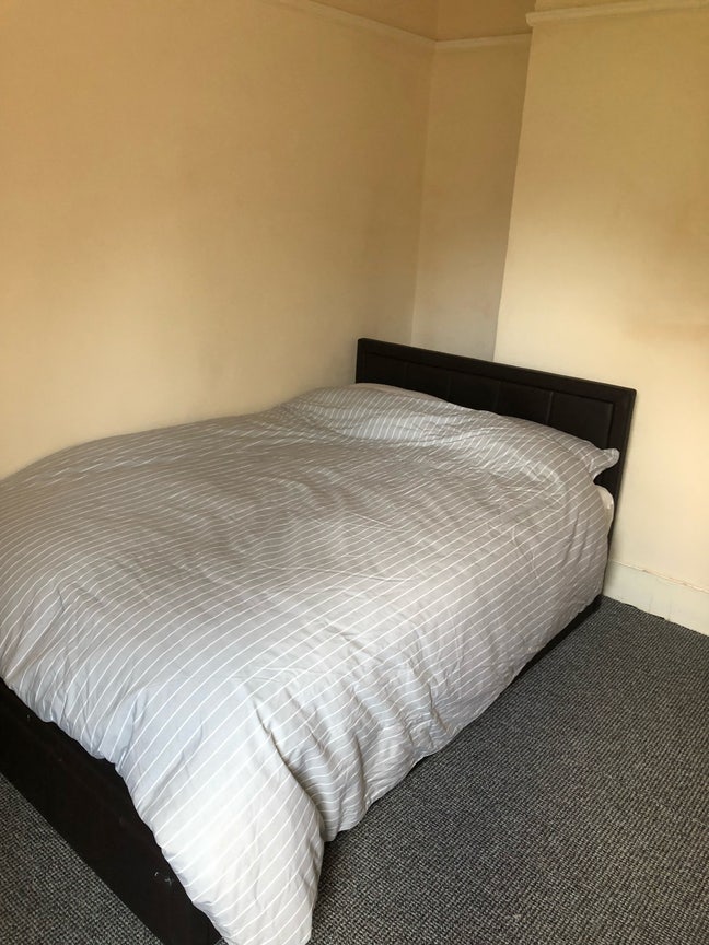 Woking room to rent  Main Photo