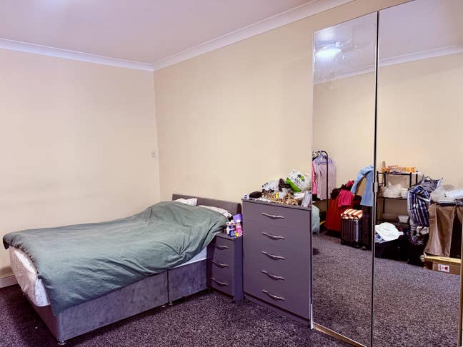 Newly Refurbished, studio next to Goidmays st Main Photo