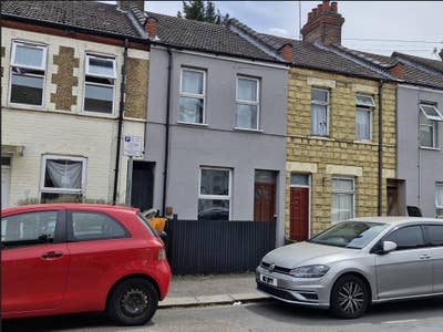 Newly Refurbished 2-Bed House in  LU3 Main Photo