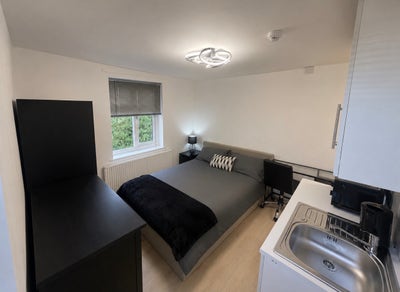 Modern Studio Flat with en-suite in Tipton 🏠 Main Photo