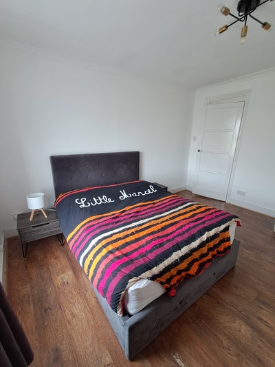 Beautiful Double Room available in E14. Main Photo